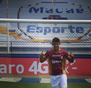 Daniel Batista Rios, imagem ao assinar seu contrato profissional com o Macaé Esporte